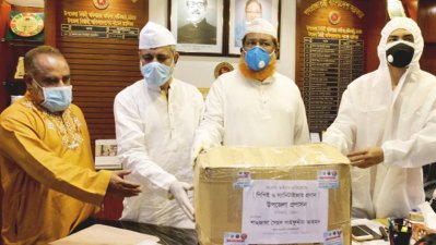 স্বাস্থ্যকর্মী ও পুলিশকে সুরক্ষা সরঞ্জাম দিয়েছে মাইজভান্ডারী ট্রাস্ট