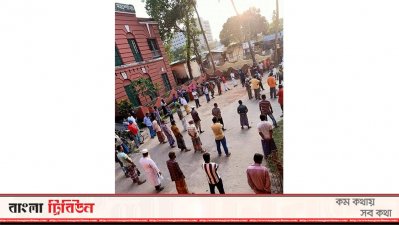 সামজিক দূরত্ব মেনে যশোরে দেওয়া হচ্ছে কাজী নাবিল আহমেদের পক্ষে দুস্থদের খাদ্য সহায়তা