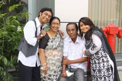 মা-বাবা মীনা ও বশির আহমেদের সঙ্গে সন্তান রাজা ও হুমায়রা
