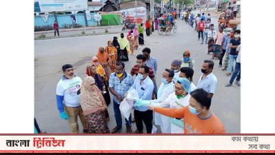 সামাজিক দূরত্ব মেনে যশোর শহরে কাজী নাবিল আহমেদের পক্ষে দেওয়া হচ্ছে ত্রাণ