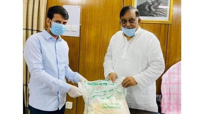 স্বরাষ্ট্রমন্ত্রীর কাছে ত্রাণসামগ্রী হস্তান্তর জেএইচএম ইন্টারন্যাশনালের