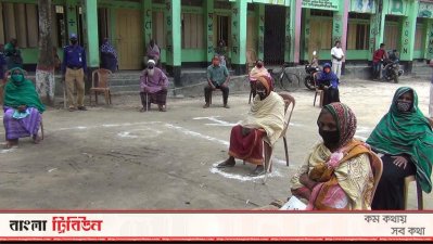 সহায়তা নিতে আসা এলাকাবাসী