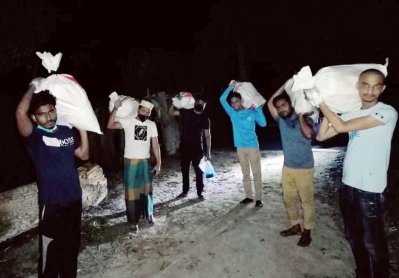 রাতে অর্ধশতাধিক বাড়িতে খাদ্যসামগ্রী পৌঁছে দিলেন একদল তরুণ