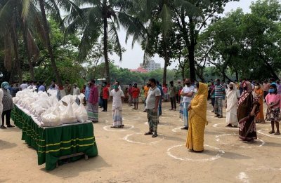বাসাবোতে দুস্থদের মাঝে খাদ্যসামগ্রী বিতরণ