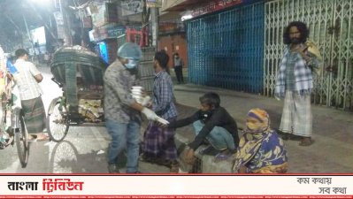 রাতে পথবাসীদের খাবার দেওয়া হচ্ছে 