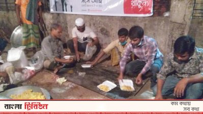 খাবারের প্যাকেট প্রস্তুত করা হচ্ছে