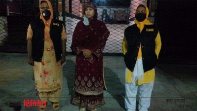 গ্রেফতার বাড়িওয়ালা (মাঝে)