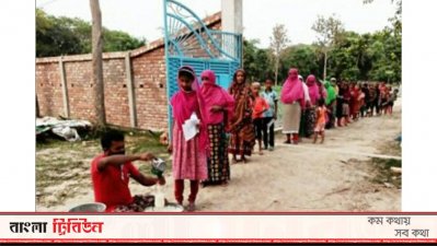 বেনাপোলে দুস্থ শিশুদের জন্য প্রতিদিন সাড়ে চারশ&rsquo; লিটার দুধ বিতরণ করছেন ব্যবসায়ী আবু তাহের ভারত।