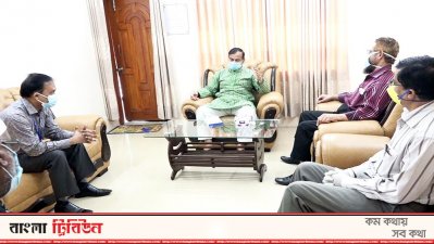 বরিশালে এক মিটিংয়ে পানিসম্পদ প্রতিমত্রী জাহিদ ফারুক শামীমের সঙ্গে অন্যরা
