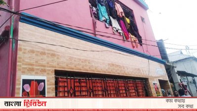 এই বাড়ির দোতলার একটি ঘরে চার জনের গলাকাটা লাশ পাওয়া যায়