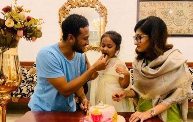 স্ত্রী ও কন্যার সঙ্গে সাকিব- ফাইল ছবি। 