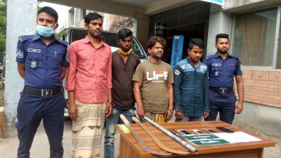 সেনাবাহিনীর স্টিকারযুক্ত মাইক্রোবাস থেকে ৪ ডাকাত আটক