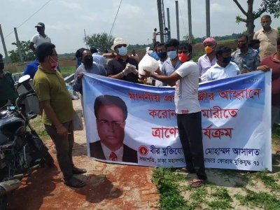 পরিবহন শ্রমিকদের ত্রাণ দিলো সেক্টর কমান্ডারস ফোরাম মুক্তিযুদ্ধ ৭১