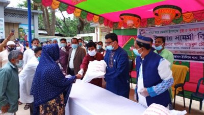 দিনাজপুরে ত্রাণ বিতরণ করেন নৌপরিবহন প্রতিমন্ত্রী খালিদ মাহমুদ চৌধুরী