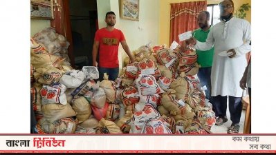 দুস্থ পরিবারের মাঝে ত্রাণ দিচ্ছেন বিএনপির তৃণমূলের নেতাকর্মীরা
