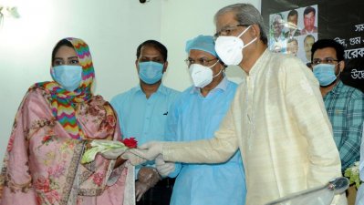 আওয়ামী লীগ সরকারের আমলে বিভিন্ন সময়ে গুম-খুন হওয়া এবং নির্যাতিত পরিবারের সদস্যদেরকে দলের ভারপ্রাপ্ত চেয়ারম্যান তারেক রহমানের দেওয়া ঈদ উপহার তুলে দেন বিএনপি মহাসচিব মির্জা ফখরুল ইসলাম আলমগীর