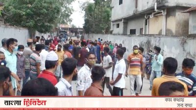 ফের লকডাউন ভেঙে পোশাক শ্রমিকদের বিক্ষোভ