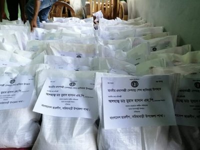সরিষাবাড়ীতে ছাত্রলীগের ত্রাণ বিতরণ