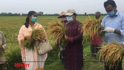 মাঠে স্থানীয় প্রশাসনের কয়েকজন