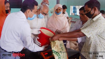 পাটকল শ্রমিকদের ত্রাণ দেওয়া হচ্ছে