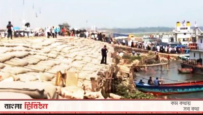 মাওয়া ফেরি ঘাট পার হচ্ছেন শ্রমজীবীরা