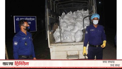 ত্রাণ সামগ্রী বিতরণ