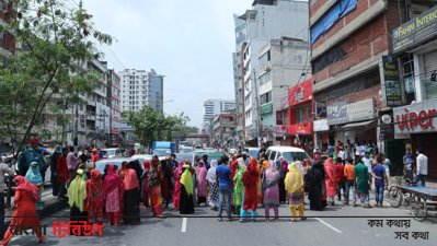 মালিবাগে সড়ক অবরোধ করে পোশাক শ্রমিকদের বিক্ষোভ