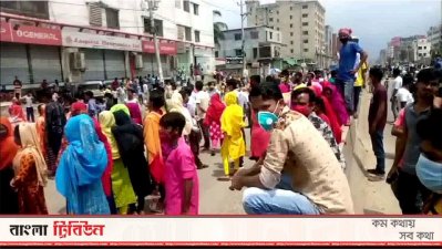 মহাসড়কে অবস্থান নেওয়া শ্রমিকরা