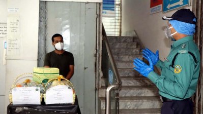 ফ্রন্টলাইনের করোনা যোদ্ধা বিভূতি ভুষণকে পুলিশ কমিশনারের উপহার