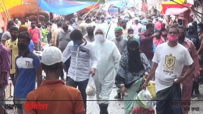 বাজারে ক্রেতাদের ভিড়