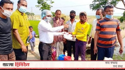 ধানকাটা শ্রমিকদের হাত ধোয়ার ব্যবস্থা করে পরিবেশ ও হাওর উন্নয়ন সংস্থা।