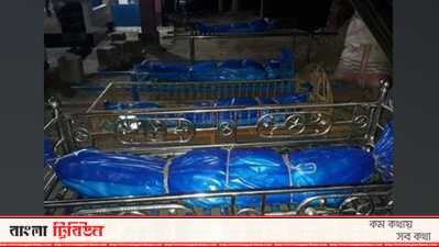 গ্রামের বাড়িতে দাফনের জন্য রাখা লাশ