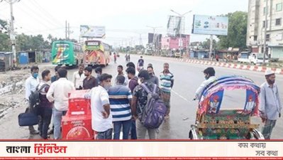 করোনা আতঙ্ক দূরে ঠেলে ফেনী থেকে ঢাকার পথে শ্রমিকরা