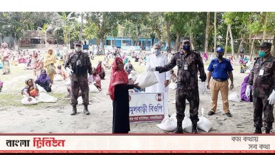 কর্মহীন মানুষদের মাঝে খাদ্যসামগ্রী বিতরণ করছে বিজিবি