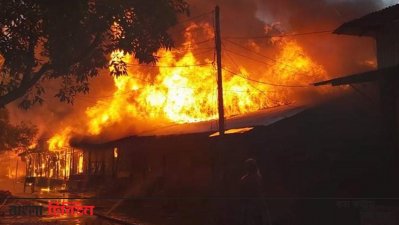 আগুনে পুড়ে গেছে দোকান