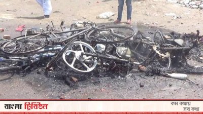 গাজীপুরে পোশাক শ্রমিকদের বিক্ষোভ, অগ্নিসংযোগ