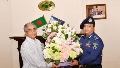 প্রধান বিচারপতি সৈয়দ মাহমুদ হোসেনের সঙ্গে সাক্ষাৎ করেন আইজিপি ড. বেনজীর আহমেদ।