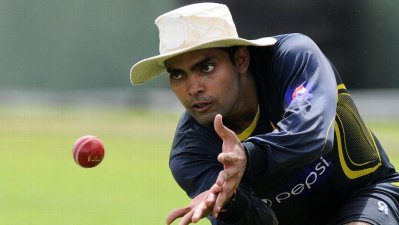 তিন বছর নিষিদ্ধ হয়েছেন উমর আকমল