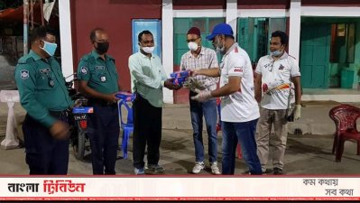 পুলিশ সদস্যদের মধ্যে খাবার পৌঁছে দিচ্ছেন আরসি-৯৫ এর সদস্যরা