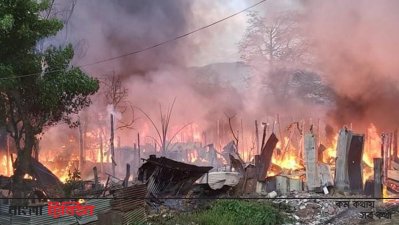আগুনে পুড়ে গেছে দোকান