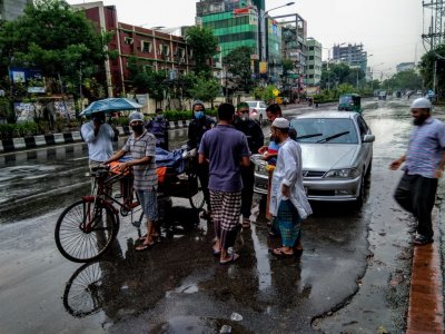 বৃষ্টিতেও অসহায় মানুষের মাঝে খাবার বিতরণ