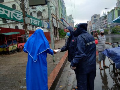 বৃষ্টিতেও অসহায় মানুষের মাঝে খাবার বিতরণ