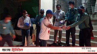 পুলিশ সদস্যদের খাবার পৌঁছে দিচ্ছেন আরসি-৯৫ এর সদস্যরা