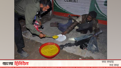 ছিন্নমূল মানুষকে খাবার দেওয়া হচ্ছে