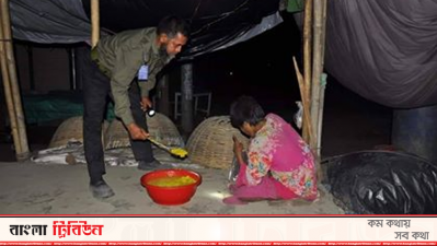 ছিন্নমূল মানুষকে খাবার দেওয়া হচ্ছে