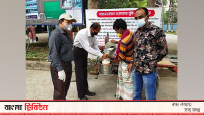 ভ্রাম্যমাণ কেন্দ্রে বিক্রি করা হচ্ছে