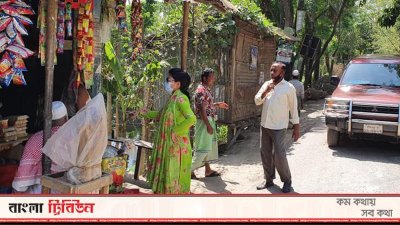 জনগণকে করোনা বিষয়ে সতর্ক করছেন হাজীগঞ্জের ইউএনও বৈশাখী বড়ুয়া