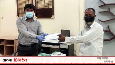 অতিরিক্ত জেলা প্রশাসকের হাতে টাকা দিচ্ছেন রিকশাচালক হযরত আলী 