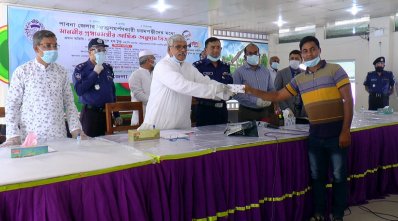 ৯৯ জন আত্মসমর্পণকারী চরমপন্থীকে প্রধানমন্ত্রীর অনুদান