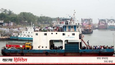 ফেরিতে গাদাগাদি করে পার হচ্ছেন বহু মানুষ 